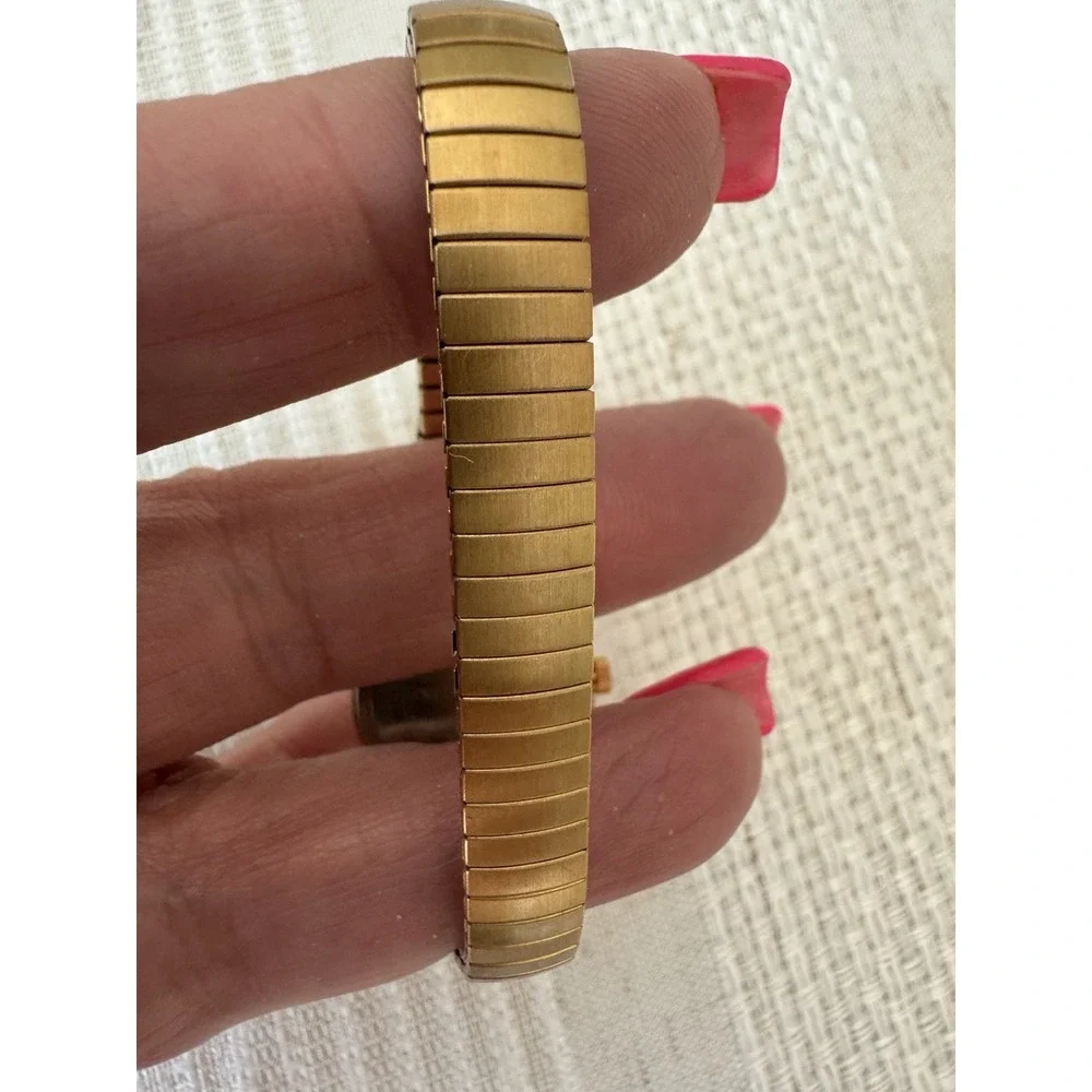 Women's Timex Indiglo. 4,775,964 4,527,096. Classic design‎ with white face